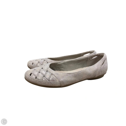 Shoes Flats By Clarks In Beige, Size: 7