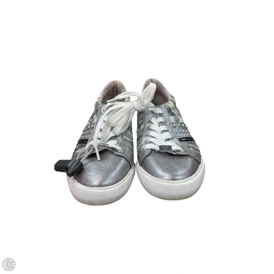 Shoes Sneakers By Clothes Mentor In Silver, Size: 8.5