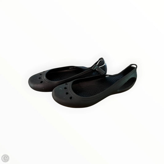 Shoes Flats By Crocs In Black, Size: 11