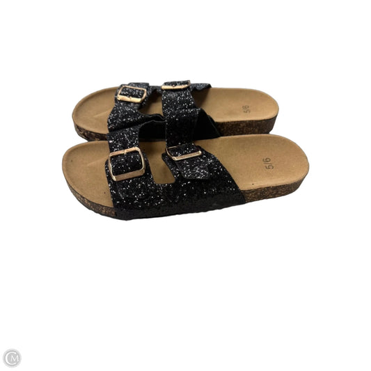 Sandals Flats By Clothes Mentor In Black, Size: 5.5
