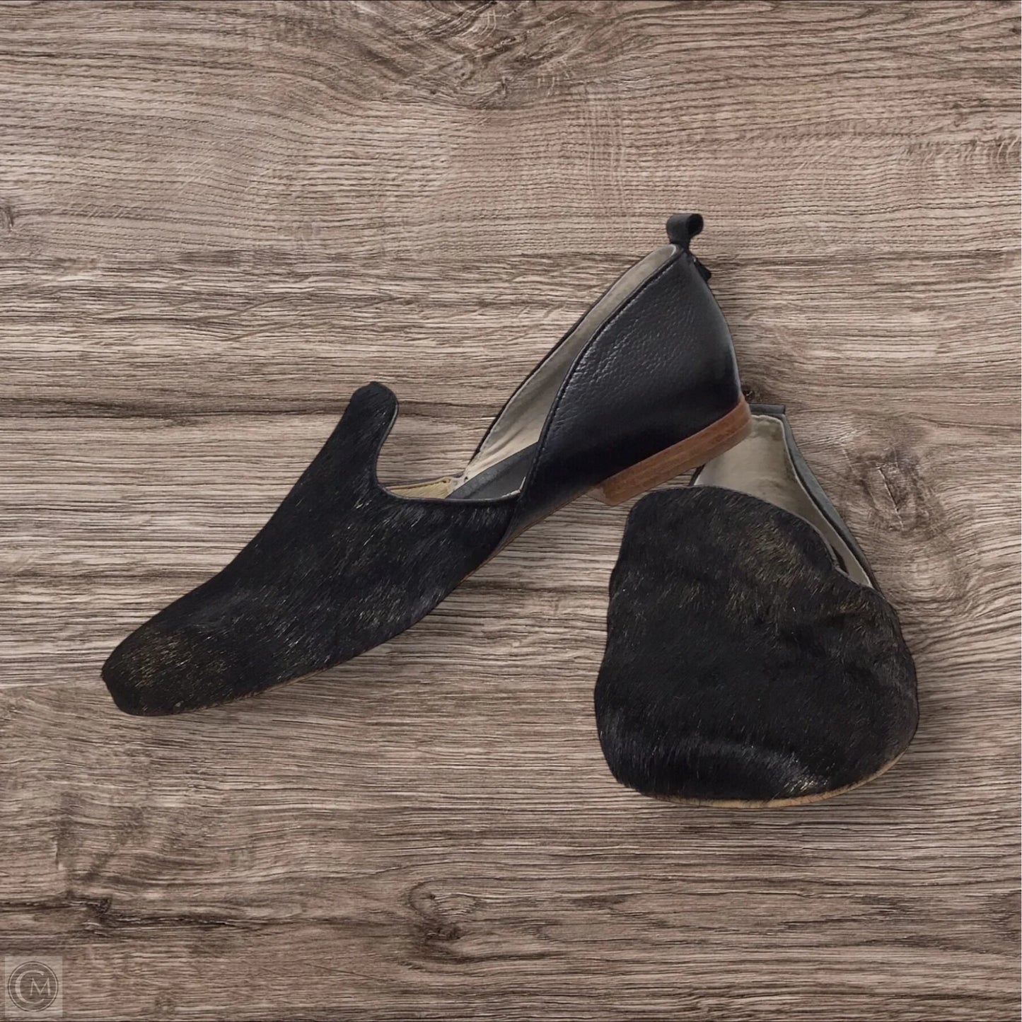 Shoes Flats By Clothes Mentor In Black & Gold, Size: 7.5