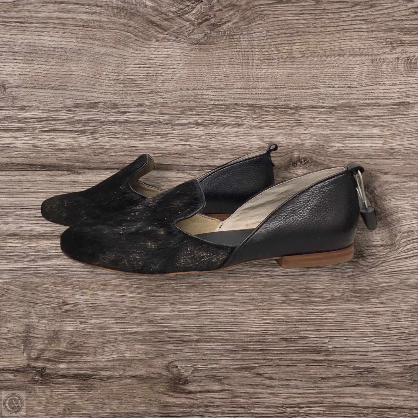 Shoes Flats By Clothes Mentor In Black & Gold, Size: 7.5