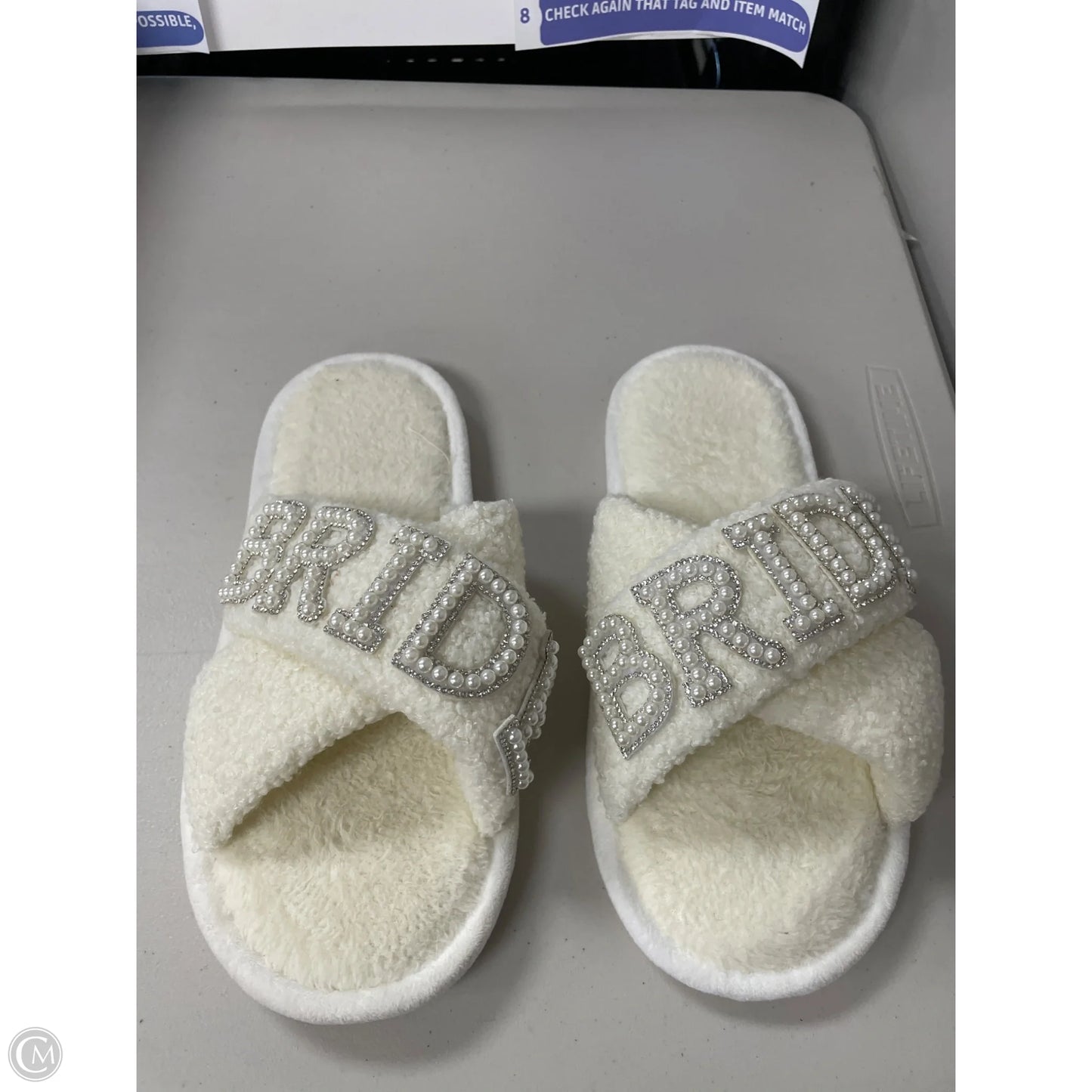 Slippers By Clothes Mentor In Cream, Size: 9
