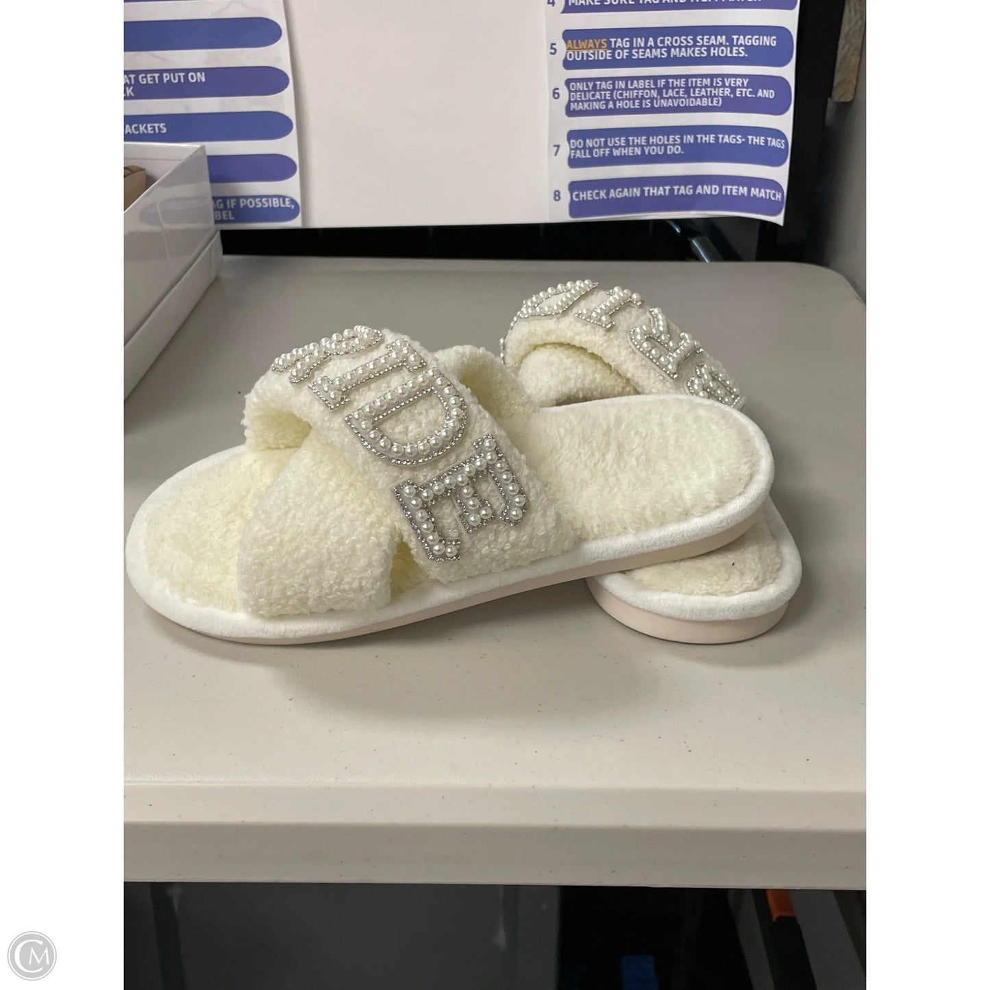 Slippers By Clothes Mentor In Cream, Size: 9